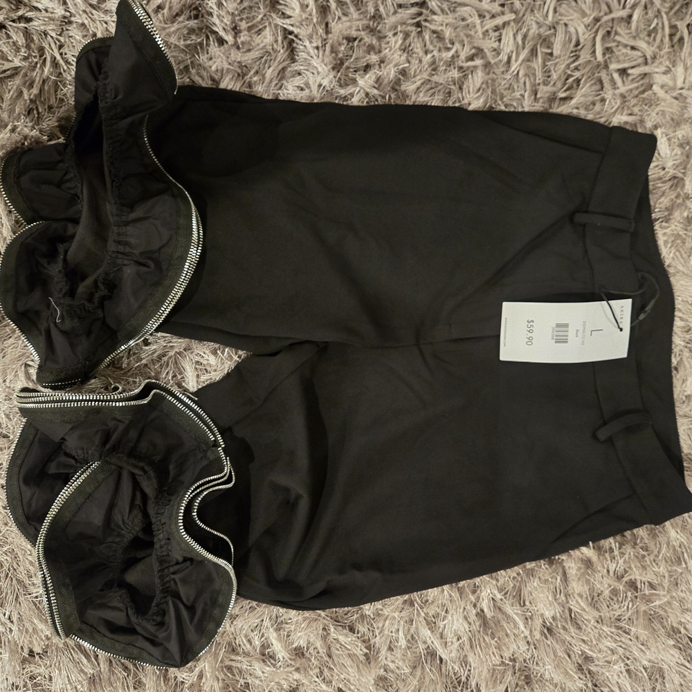 AKIRA Black Ruffle-Hem Capris - Picture 4 of 4